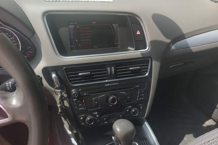Used Audi Q5 2012 2.0TFSI Technology Model Audio And AC Panel