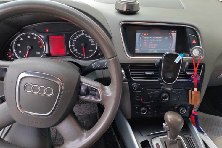 Used Audi Q5 2012 2.0TFSI Technology Model Center Console