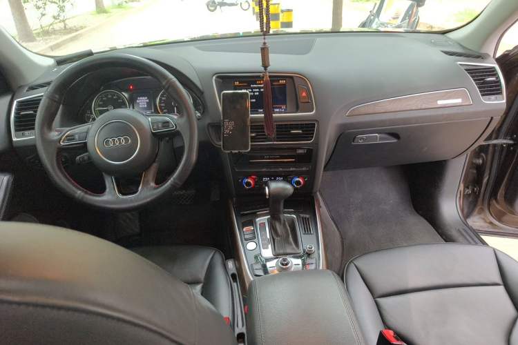 Used Audi Q5 2012 2.0TFSI hybrid Center Console