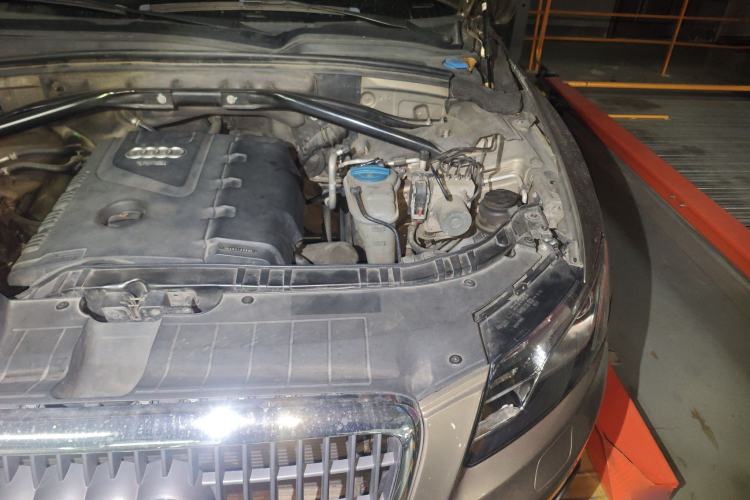 Used Audi Q5 2012 2.0TFSI Technology Model Engine Bay Left