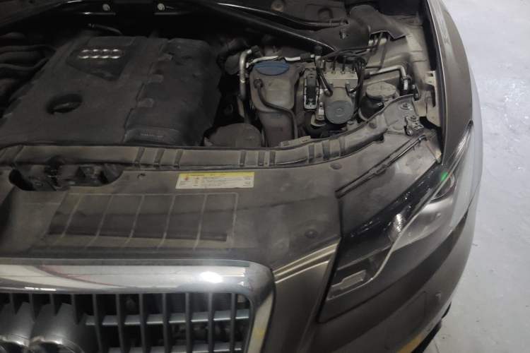 Used Audi Q5 2012 2.0TFSI Comfort Version Engine Bay Left