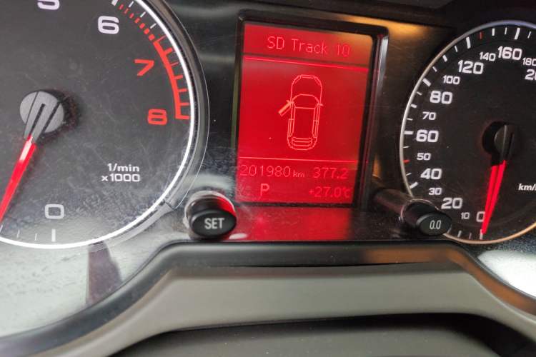 Used Audi Q5 2012 2.0TFSI Technology Model Odometer Close Up