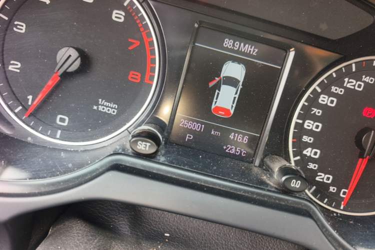 Used Audi Q5 2012 2.0TFSI Comfort Version Odometer Close Up