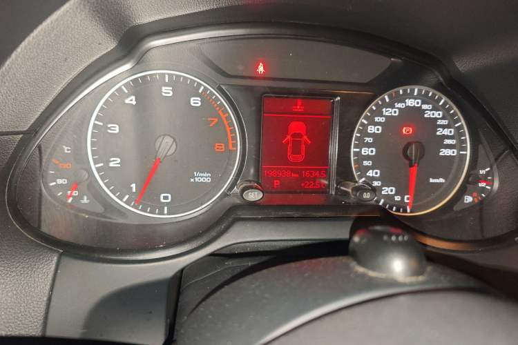 Used Audi Q5 2012 2.0TFSI Technology Model Odometer Close Up