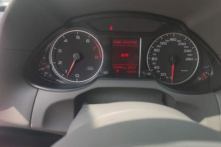 Used Audi Q5 2012 2.0TFSI Technology Model Odometer Close Up