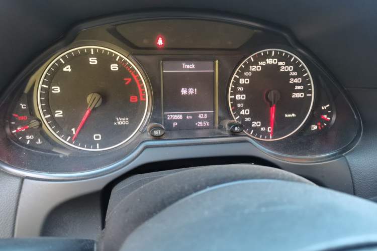 Used Audi Q5 2012 2.0TFSI Comfort Version Odometer Close Up