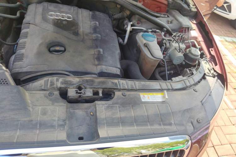 Used Audi Q5 2012 2.0TFSI Technology Model Engine Bay Left