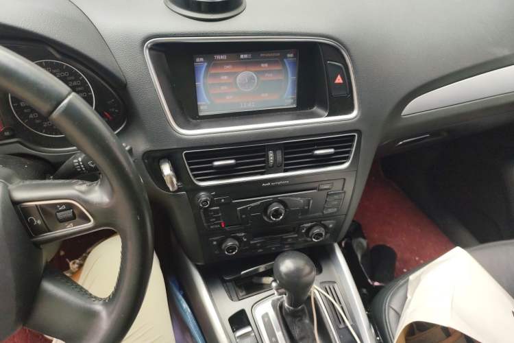 Used Audi Q5 2012 2.0TFSI Technology Model Audio And AC Panel
