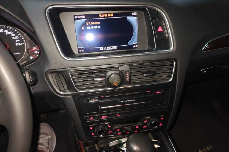 Used Audi Q5 2012 2.0TFSI Comfort Version Audio And AC Panel