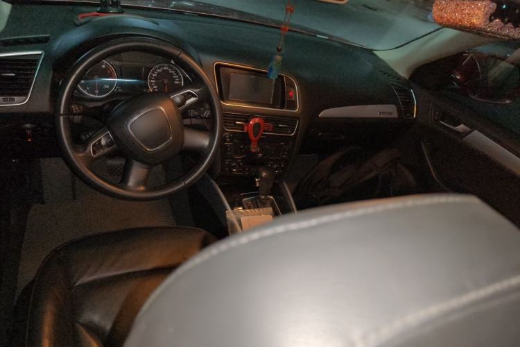 Used Audi Q5 2012 2.0TFSI Technology Model Center Console