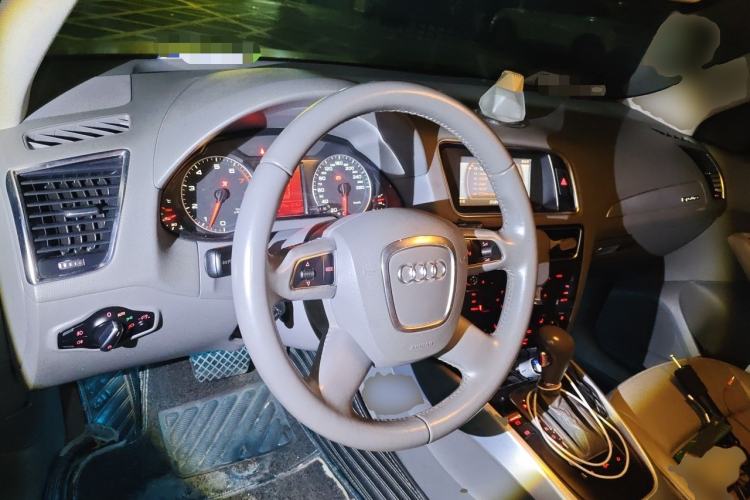 Used Audi Q5 2012 2.0TFSI Technology Model Center Console