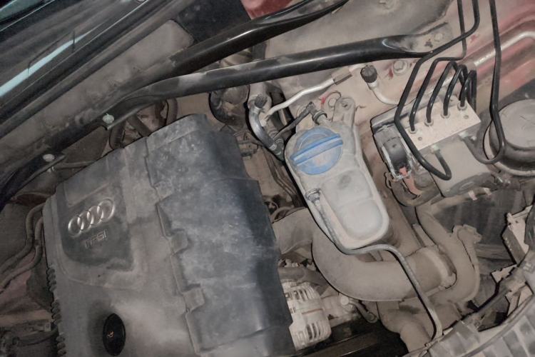 Used Audi Q5 2012 2.0TFSI Technology Model Engine Bay Left