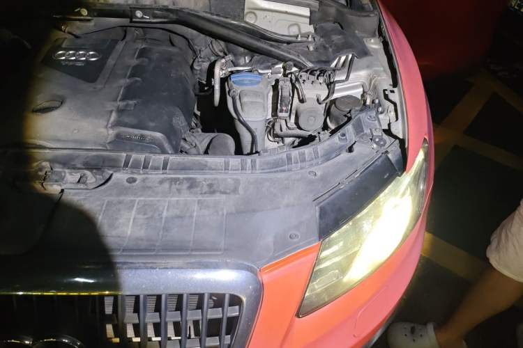 Used Audi Q5 2012 2.0TFSI Technology Model Engine Bay Left