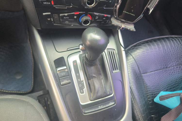 Used Audi Q5 2012 2.0TFSI Trendy Edition Gear Lever