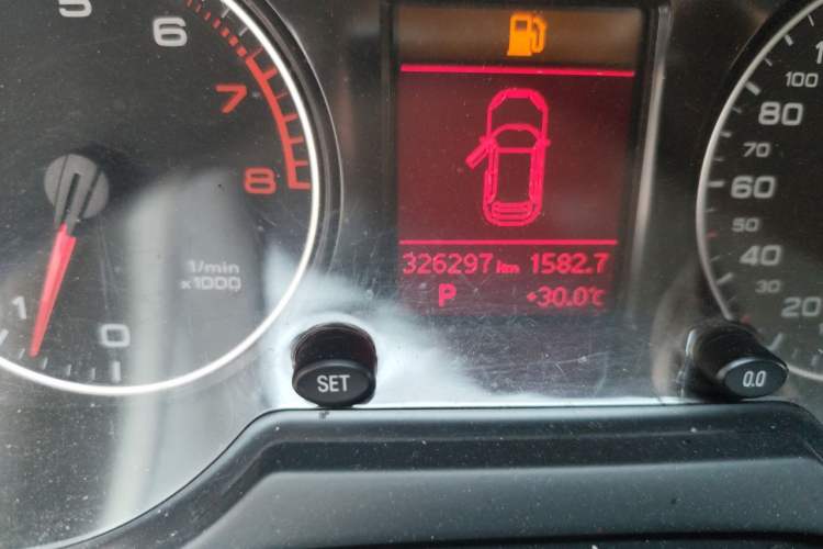 Used Audi Q5 2012 2.0TFSI Technology Model Odometer Close Up