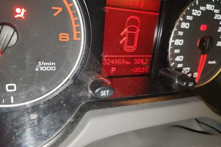 Used Audi Q5 2012 2.0TFSI Technology Model Odometer Close Up