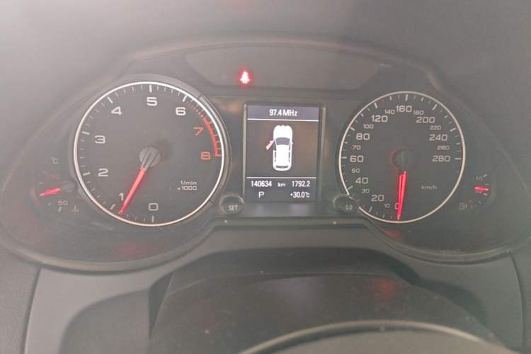Used Audi Q5 2012 2.0TFSI Comfort Version Odometer Close Up