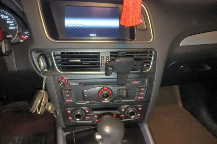 Used Audi Q5 2012 2.0TFSI Technology Model Audio And AC Panel