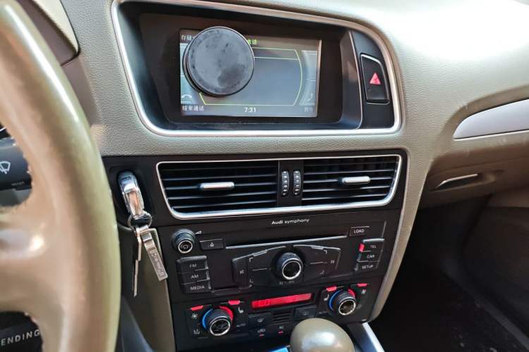 Used Audi Q5 2012 2.0TFSI Technology Model Audio And AC Panel