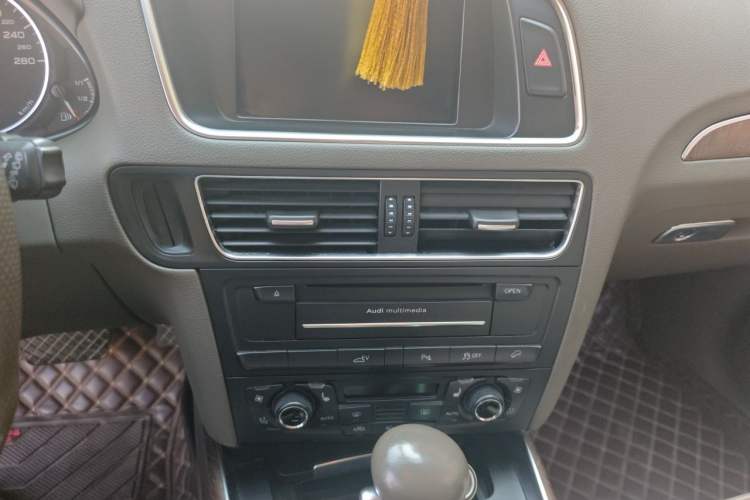 Used Audi Q5 2012 2.0TFSI hybrid Audio And AC Panel