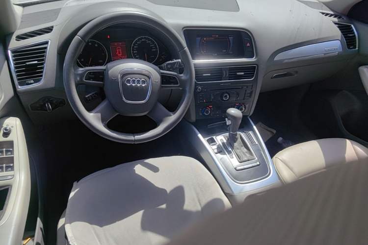 Used Audi Q5 2012 2.0TFSI Technology Model Center Console