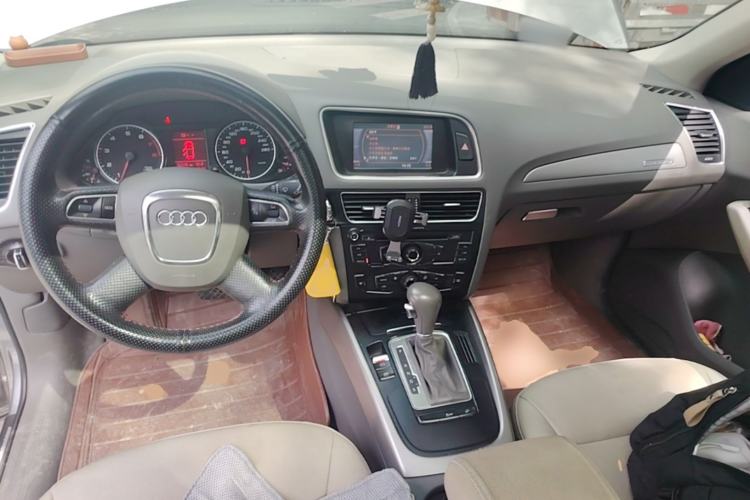 Used Audi Q5 2012 2.0TFSI Trendy Edition Center Console