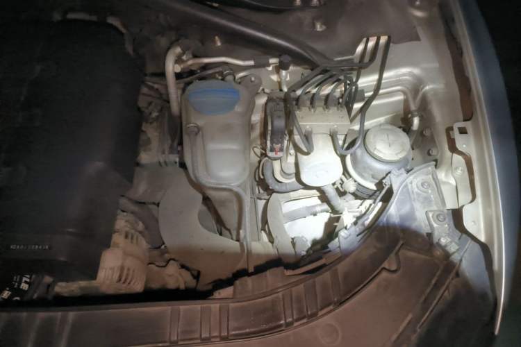 Used Audi Q5 2012 2.0TFSI Technology Model Engine Bay Left