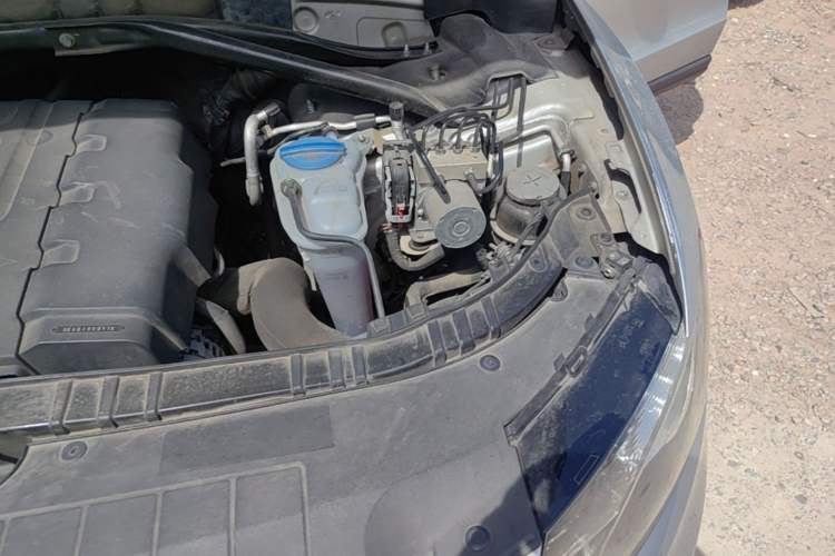 Used Audi Q5 2012 2.0TFSI Technology Model Engine Bay Left