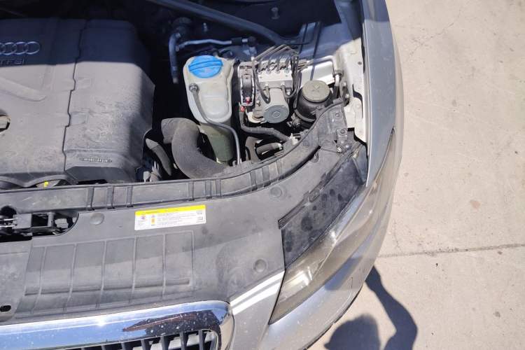 Used Audi Q5 2012 2.0TFSI Technology Model Engine Bay Left