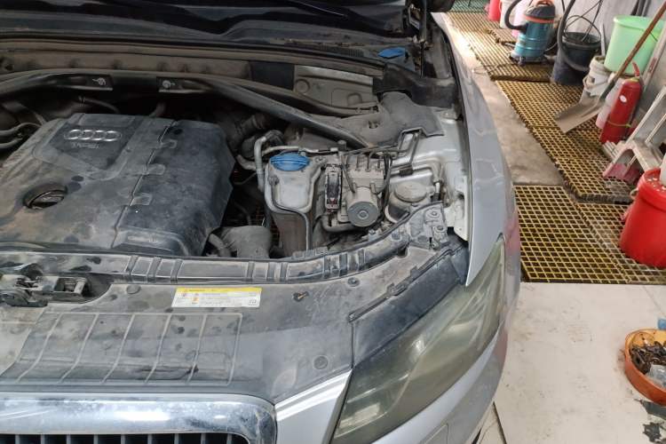 Used Audi Q5 2012 2.0TFSI Comfort Version Engine Bay Left
