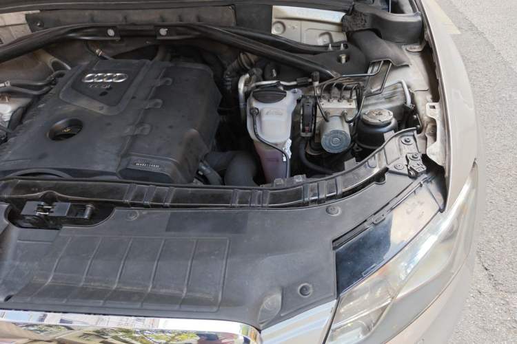 Used Audi Q5 2012 2.0TFSI Technology Model Engine Bay Left