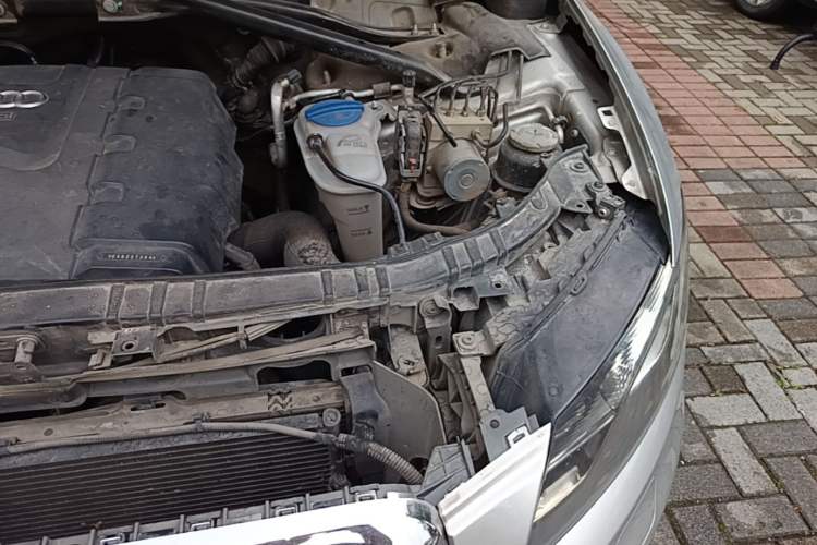 Used Audi Q5 2012 2.0TFSI Technology Model Engine Bay Left