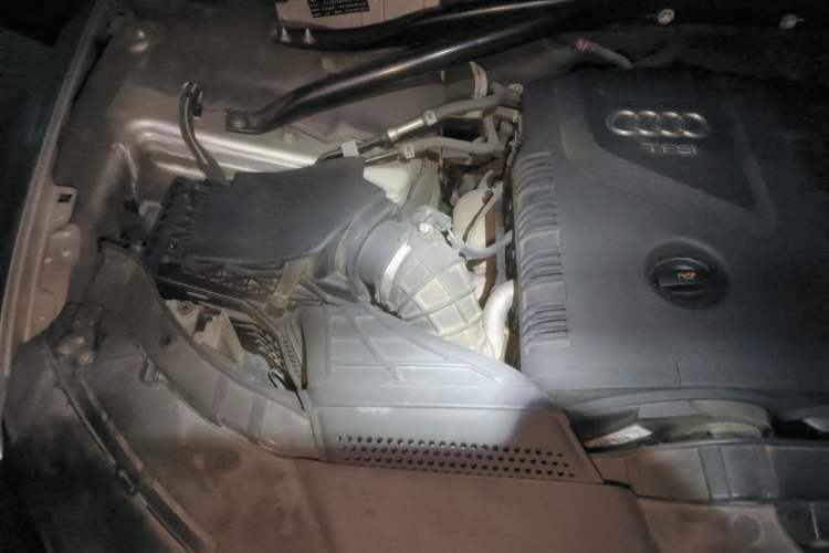 Used Audi Q5 2012 2.0TFSI Technology Model Engine Bay Right