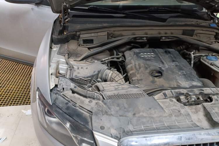 Used Audi Q5 2012 2.0TFSI Comfort Version Engine Bay Right