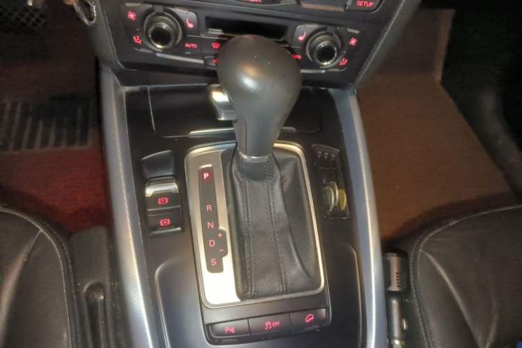Used Audi Q5 2012 2.0TFSI Technology Model Gear Lever