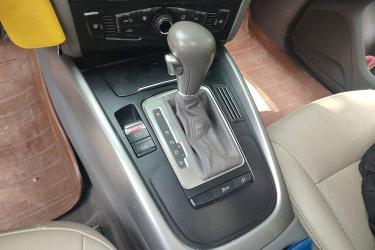 Used Audi Q5 2012 2.0TFSI Trendy Edition Gear Lever