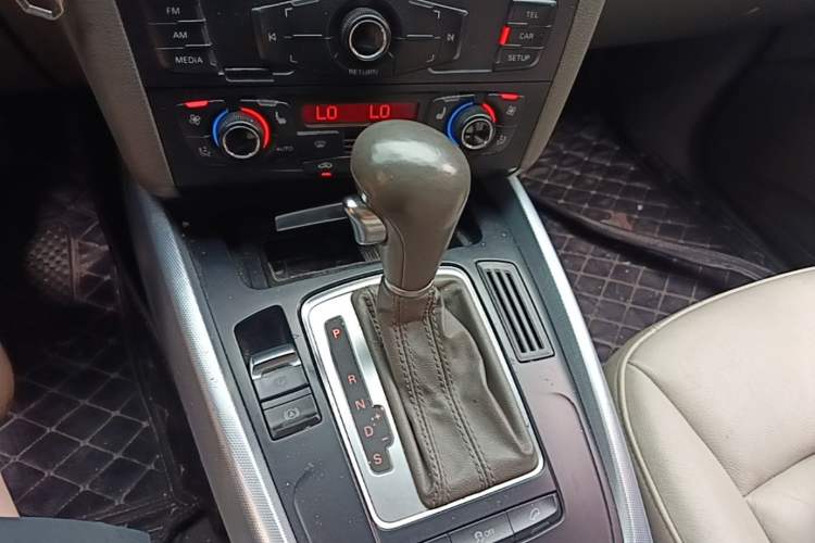 Used Audi Q5 2012 2.0TFSI Technology Model Gear Lever