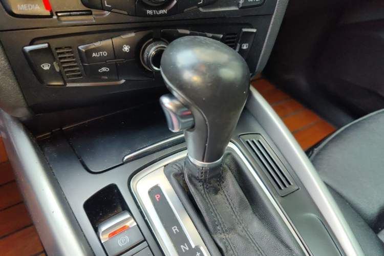 Used Audi Q5 2012 2.0TFSI Trendy Edition Gear Lever