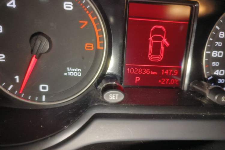 Used Audi Q5 2012 2.0TFSI Technology Model Odometer Close Up