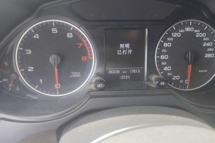 Used Audi Q5 2012 2.0TFSI Comfort Version Odometer Close Up