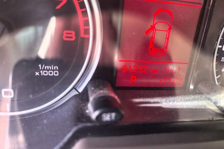 Used Audi Q5 2012 2.0TFSI Technology Model Odometer Close Up