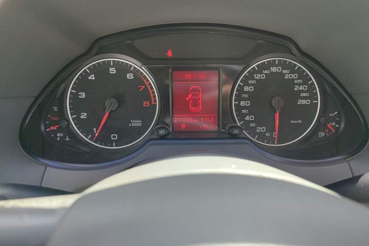 Used Audi Q5 2012 2.0TFSI Technology Model Odometer Close Up