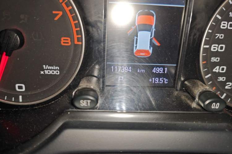 Used Audi Q5 2012 2.0TFSI Comfort Version Odometer Close Up