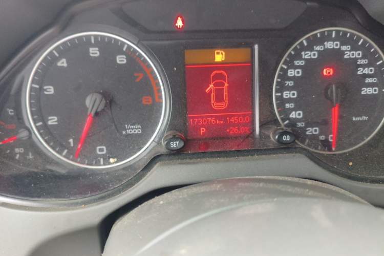Used Audi Q5 2012 2.0TFSI Technology Model Odometer Close Up