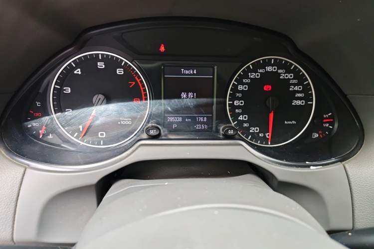 Used Audi Q5 2012 2.0TFSI Comfort Version Odometer Close Up