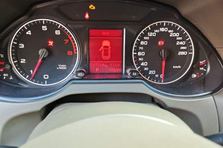 Used Audi Q5 2012 2.0TFSI Technology Model Odometer Close Up