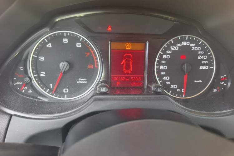 Used Audi Q5 2012 2.0TFSI Technology Model Odometer Close Up