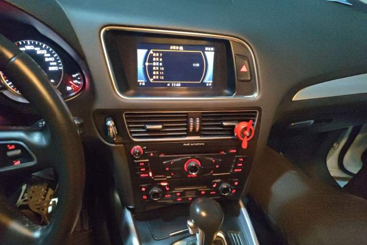 Used Audi Q5 2012 2.0TFSI Technology Model Audio And AC Panel