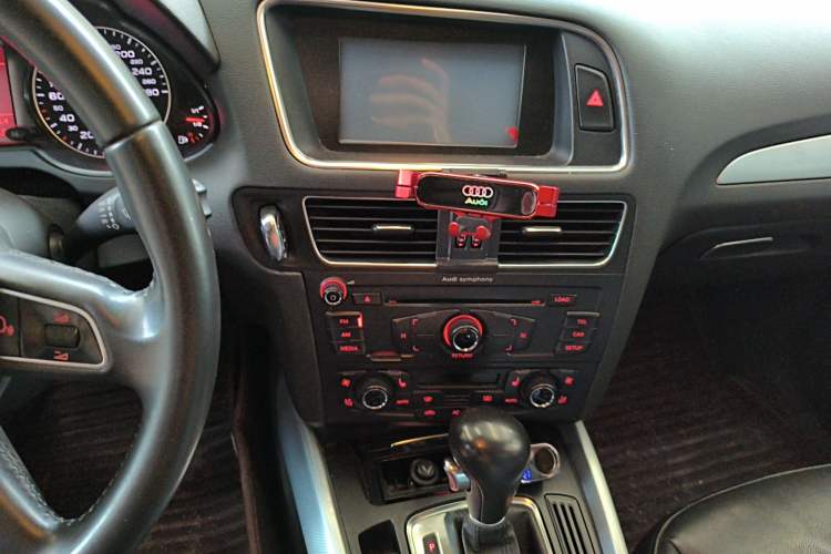 Used Audi Q5 2012 2.0TFSI Technology Model Audio And AC Panel