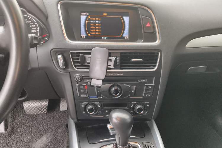 Used Audi Q5 2012 2.0TFSI Technology Model Audio And AC Panel